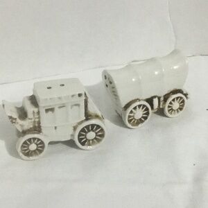 Cute little vintage western chuck wagon and carriage salt and pepper shakers